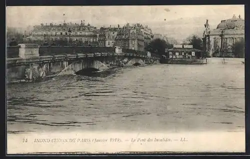 AK Paris, Inondations de 1910, Le Pont des Invalides