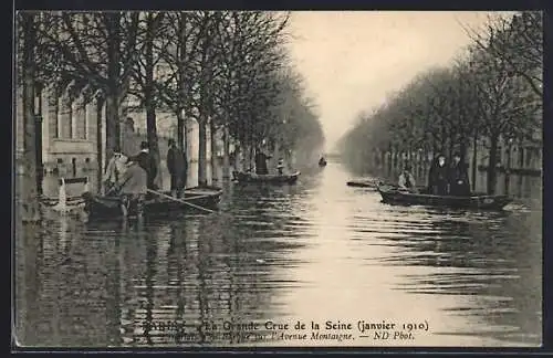 AK Paris, La Grande Crue de la Seine (janvier 1910) avec barques sur l`Avenue Montaigne