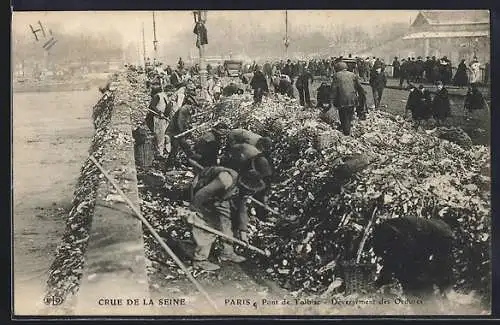 AK Paris, Crue de la Seine, Pont de Tolbiac, Déversement des ordures