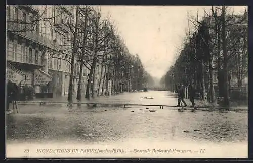 AK Paris, Passerelle Boulevard Haussmann inondée, janvier 1910