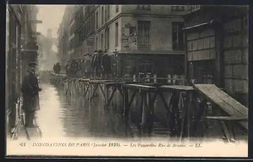 AK Paris, Les Passerelles Rue de Beaune pendant les inondations de janvier 1910