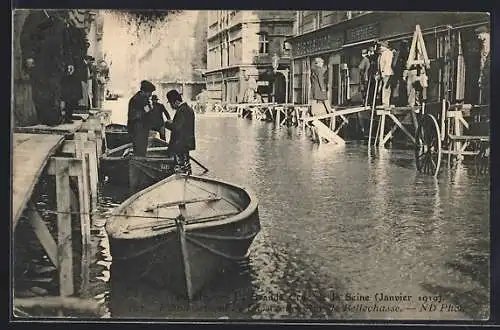 AK Paris, Inondation de la Seine 1910, Quai de la Bellechasse et barques