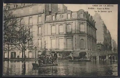 AK Paris, Crue de la Seine 1910, Cours la Reine inondé et habitants en barque