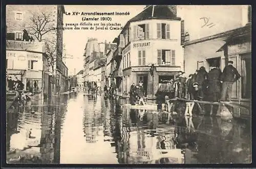 AK Paris, Le XVe Arrondissement inondé, passage difficile sur les planches (Janvier 1910)