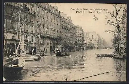 AK Paris, Crue de la Seine 1910, Rue de Lyon inondée avec bateaux