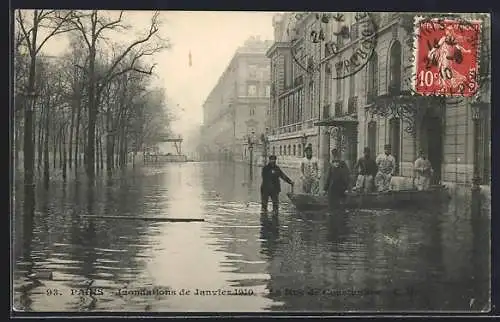 AK Paris, Inondations de Janvier 1910, la Rue de Constantine et barque de secours