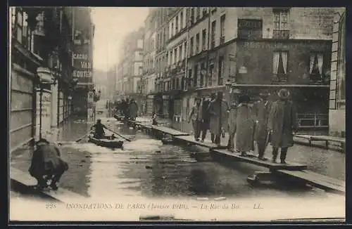 AK Paris, Inondations de janvier 1910, La Rue du Bac inondée avec passants et bateaux