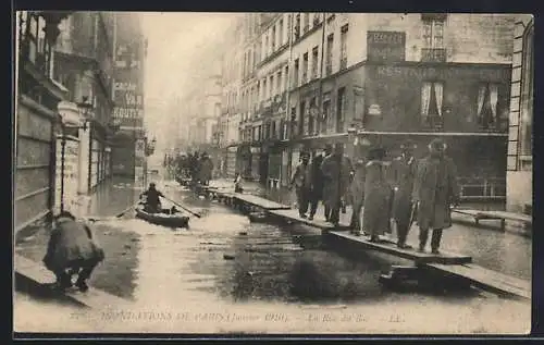 AK Paris, Inondations de 1910, la Rue du Bac inondée avec passants et une barque