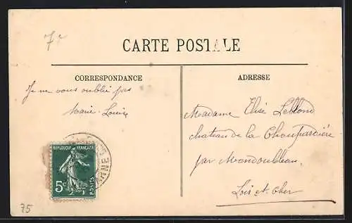 AK Paris, Inondations de 1910, la Rue du Bac inondée avec passants et une barque