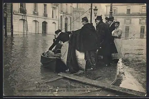 AK Paris, La Grande Crue de la Seine 1910, évacuations en barque Rue de Lille