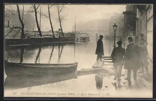 AK Paris, Inondations de janvier 1910, Quai Malaquais avec barque et passants