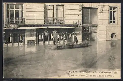 AK Paris, Inondation 1910 au Quai de Passy avec barque devant le Café Moderne