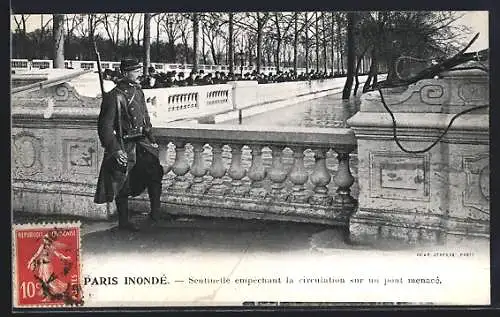 AK Paris, Sentinelle empêchant la circulation sur un pont menacé lors de l`inondation