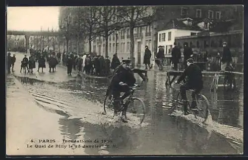 AK Paris, Inondations de 1910, Le Quai de Billy le 26 Janvier, cyclistes traversant les eaux