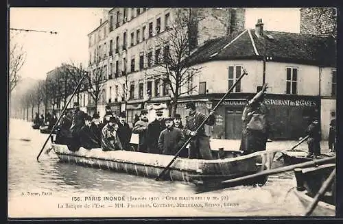 AK Paris, Inondation de 1910, La Barque de l`État transportant des passagers dans une rue inondée