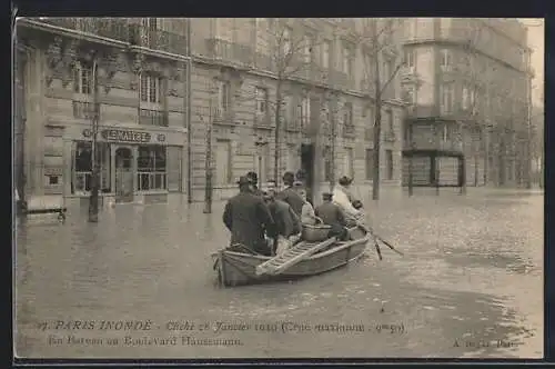 AK Paris, En bateau au Boulevard Haussmann pendant l`inondation de 1910