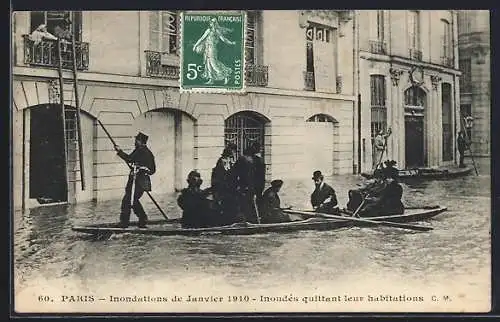 AK Paris, Inondations de Janvier 1910, Inondés quittant leur habitations
