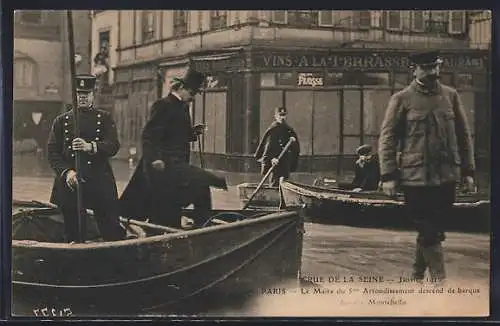 AK Paris, Crue de la Seine 1910, Le Maire du 5e Arrondissement descend de barque