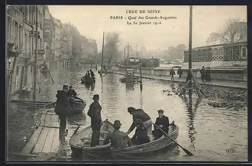 AK Paris, Crue de la Seine 1910 au Quai des Grands-Augustins, barques et passants sur l`eau