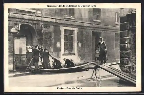 AK Paris, Souvenir des Inondations de Janvier 1910, Rue de Seine avec barque et passants