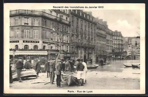 AK Paris, Souvenir des Inondations de Janvier 1910, Rue de Lyon avec bateaux et passants