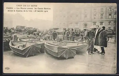 AK Paris, Les Marins arment les Canots Berthon devant la Caserne de la Cité, 28 Janvier 1910