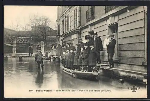 AK Paris, Inondations 1910, Rue des Chantiers avec habitants en barque
