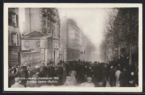 AK Paris, Inondation 1910 Avenue Ledru-Rollin, foule observant les dégâts