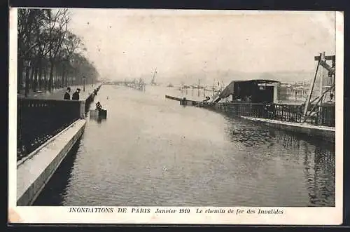 AK Paris, Le chemin de fer des Invalides pendant les inondations de janvier 1910