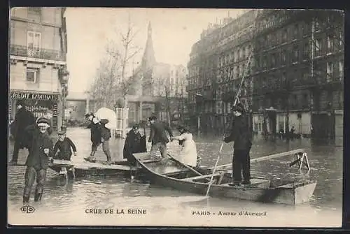 AK Paris, Crue de la Seine, Avenue d`Austerlitz avec barques et passants en 1910