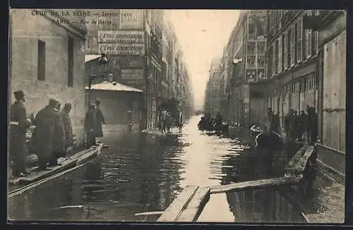 AK Paris, Crue de la Seine janvier 1910, Rue de Seine inondée et passants sur passerelles