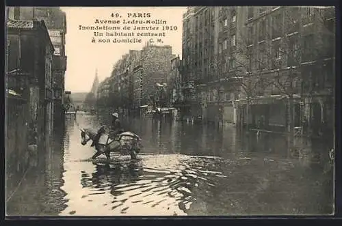 AK Paris, Avenue Ledru-Rollin, Inondations de Janvier 1910, Un habitant rentrant à son domicile