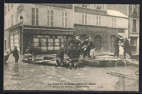 AK Maisons-Alfort, Distribution de pain lors de la crue de la Seine (janvier 1910)