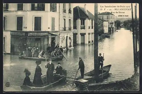 AK Billancourt, Les Inondations de Paris 1910, Rue de Sèvres avec bateaux