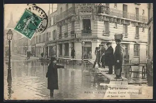 AK Paris, Crue de la Seine 1910, Clichy, Bureau Central téléphonique