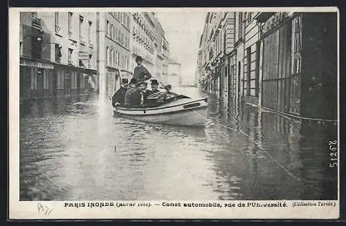 AK Paris, Canot automobile dans la rue de l`Université lors de l`inondation de 1910