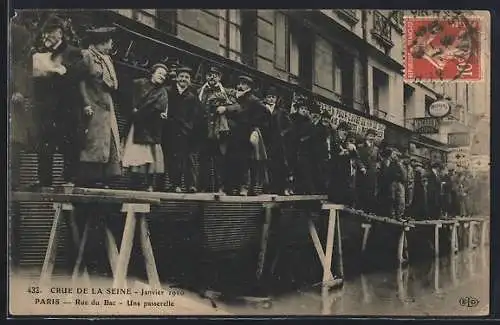 AK Paris, Rue du Bac, Une passerelle lors de la crue de la Seine, janvier 1910