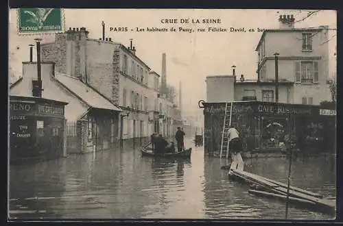 AK Paris, Crue de la Seine 1910, habitants de Passy rue Félicien David en bateau