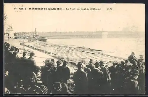 AK Paris, Inondations de Janvier 1910, La foule au pont de Solférino