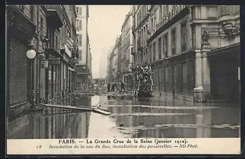 AK Paris, Inondation de la rue du Bac, installation des passerelles (crue de la Seine, janvier 1910)