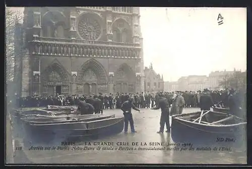 AK Paris, Arrêtée sur le Parvis Notre-Dame de canots à la Grande Crue de la Seine 1910
