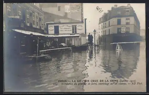 AK Paris, Inondation du quartier de Javel, sauvetage sur un radeau (La Grande Crue de la Seine, Janvier 1910)