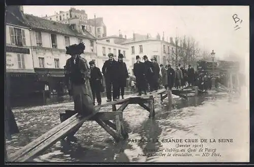 AK Paris, La Grande Crue de la Seine 1910, Passerelle de Passy pour piétons