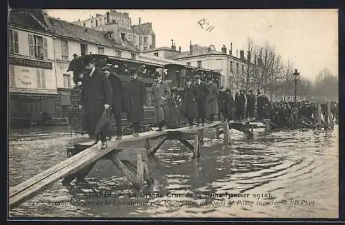 AK Paris, la Grande Crue de 1910, Quai de Passy inondé avec passerelle et tramway
