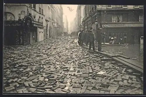 AK Paris, Grande Crue de la Seine (janvier 1910), rue inondée avec tuiles éparpillées et canot