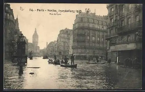 AK Paris, Inondations 1910 Rue de Lyon avec barques