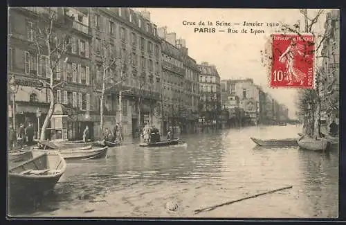 AK Paris, Crue de la Seine 1910, Rue de Lyon inondée avec bateaux