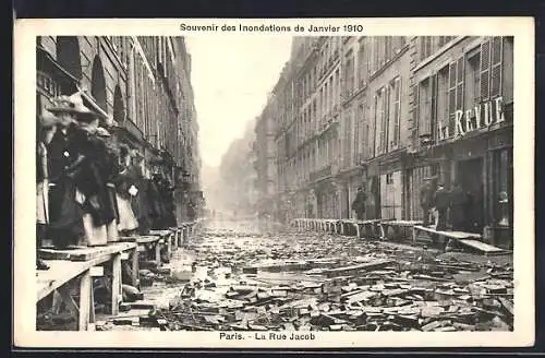 AK Paris, Souvenir des Inondations de Janvier 1910, Rue Jacob inondée et piétons sur passerelles