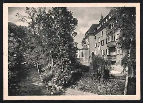 AK Bad Ditzenbach /Württ., Kurhaus und Sanatorium, Nordseite mit Flusspartie