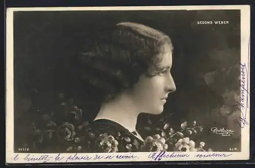 Foto-AK Atelier Reutlinger, Paris: Schauspielerin Segond Weber am Blumenstrauch stehend